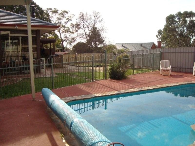 2 Crossing Road, Aberfoyle Park SA 5159