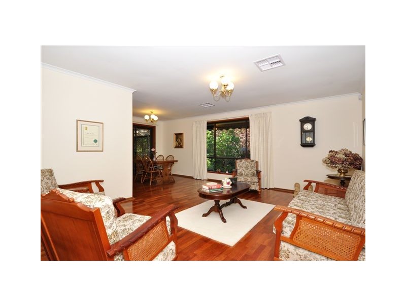 7 Devon Ave, Stirling SA 5152