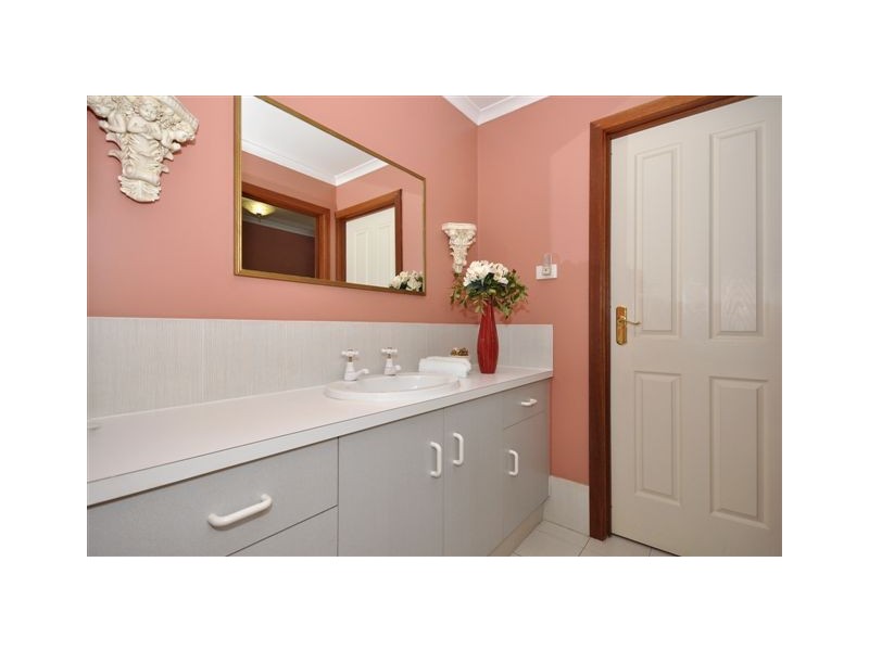 7 Devon Ave, Stirling SA 5152