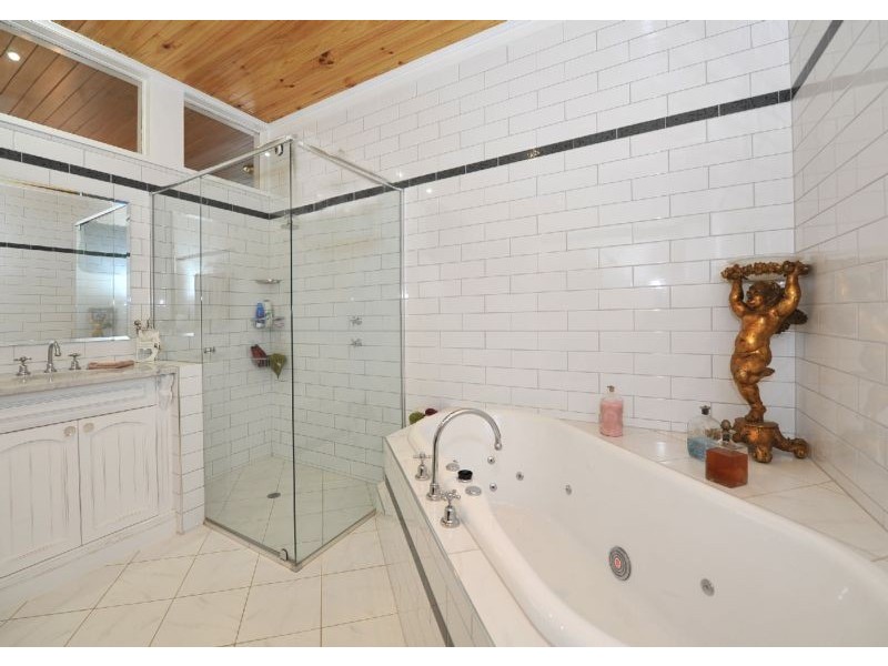 17 Bracken Road, Stirling SA 5152