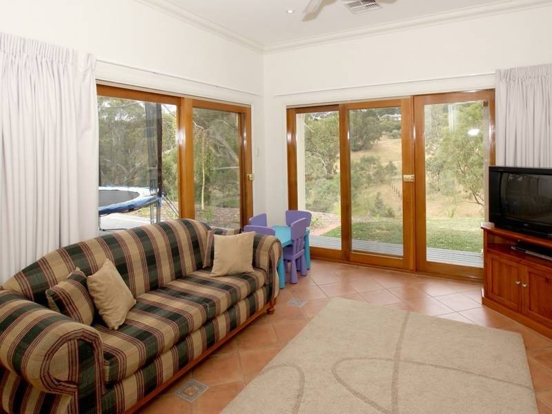 18 Scenic Court, Chandlers Hill SA 5159