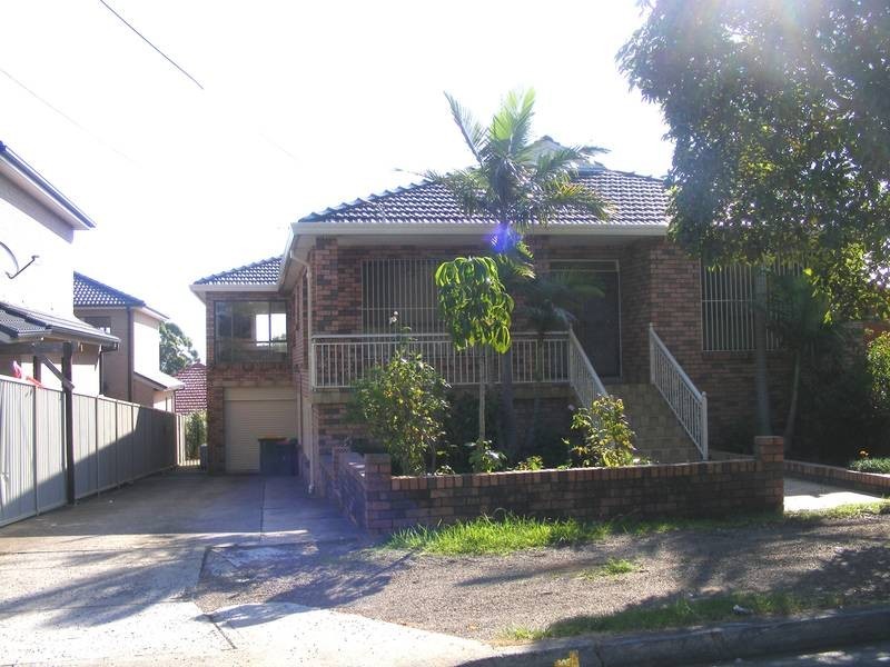 4 Highview St, Greenacre NSW 2190