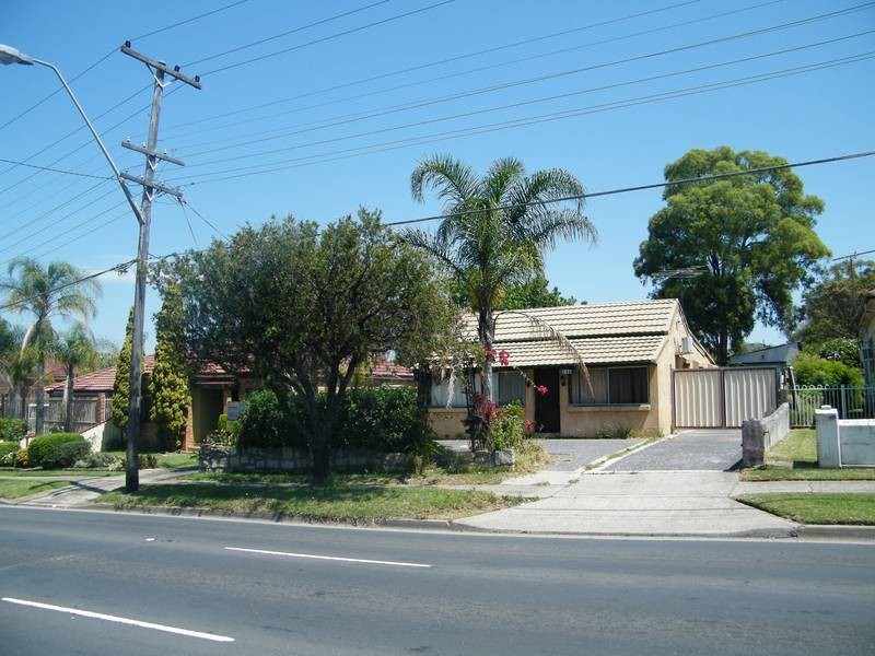 186 Roberts rd, Greenacre NSW 2190