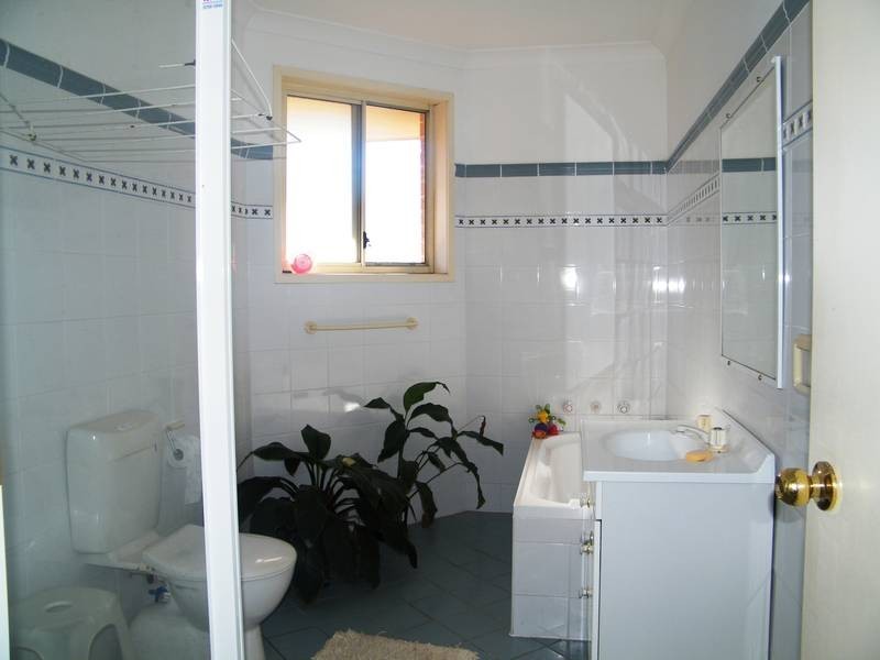 1/81 Cardigan Rd, Greenacre NSW 2190