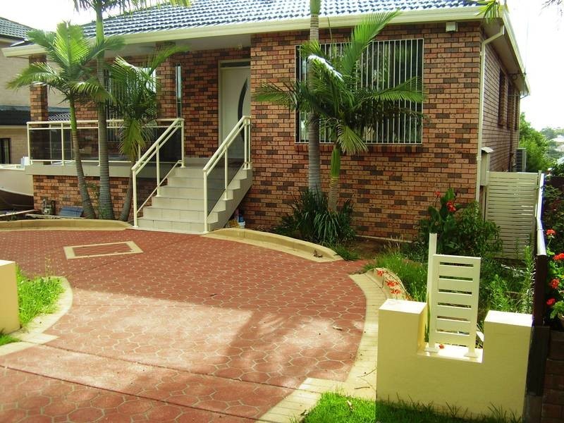 4a Highview ave, Greenacre NSW 2190