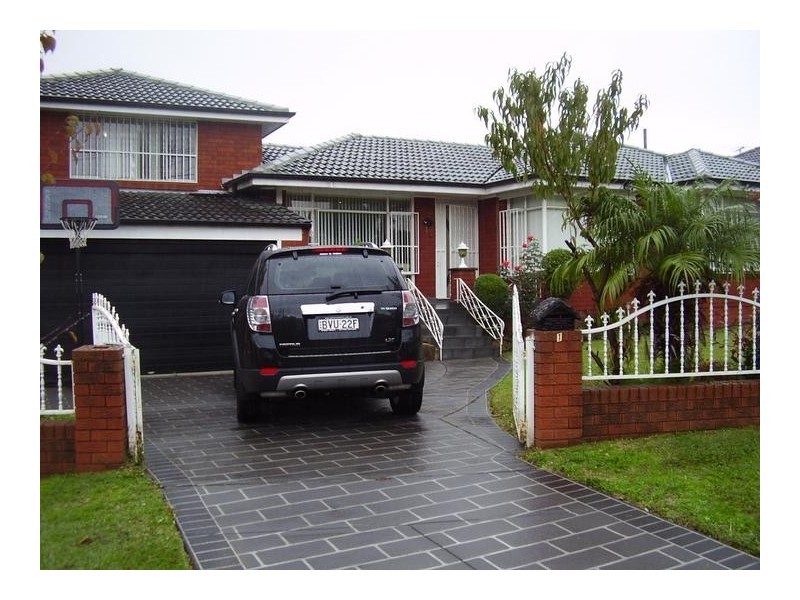 1 Kareela Cres, Greenacre NSW 2190