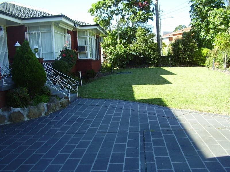 1 Kareela Cres, Greenacre NSW 2190