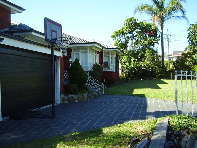 1 Kareela Cres, Greenacre NSW 2190