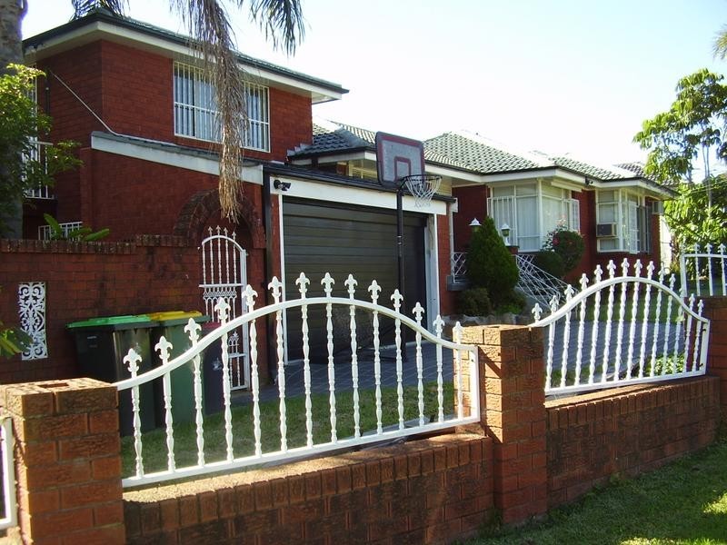 1 Kareela Cres, Greenacre NSW 2190