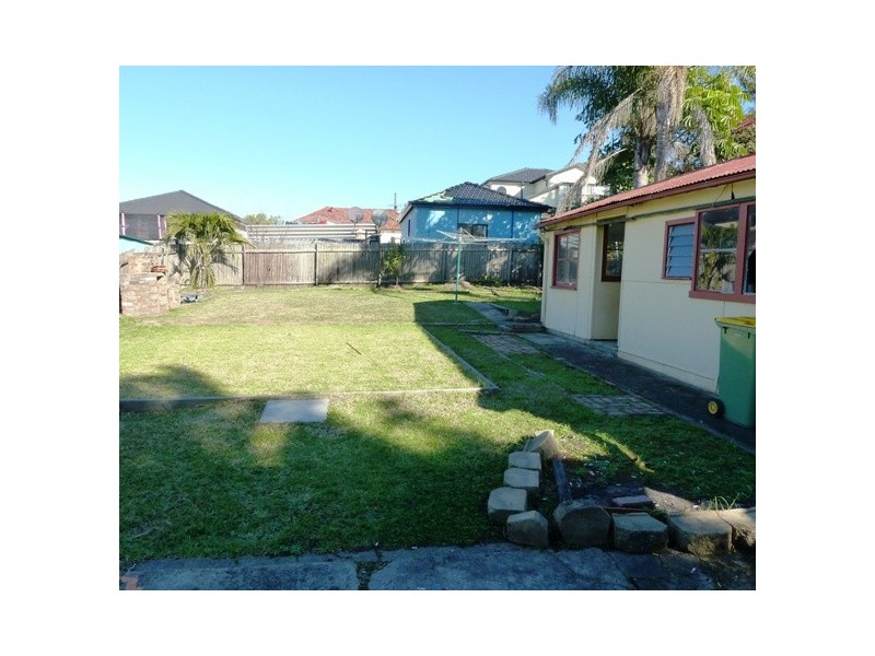 196 Juno pde, Greenacre NSW 2190