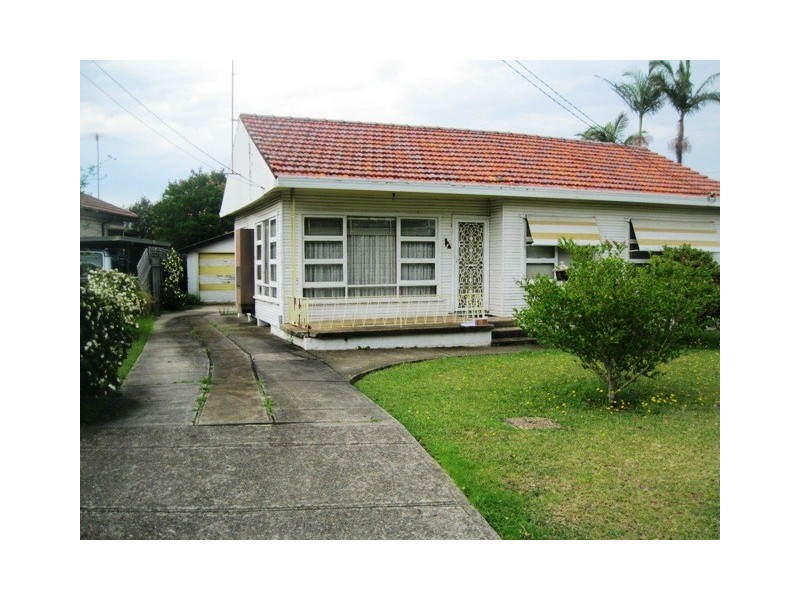 8 Illawong Cres, Greenacre NSW 2190