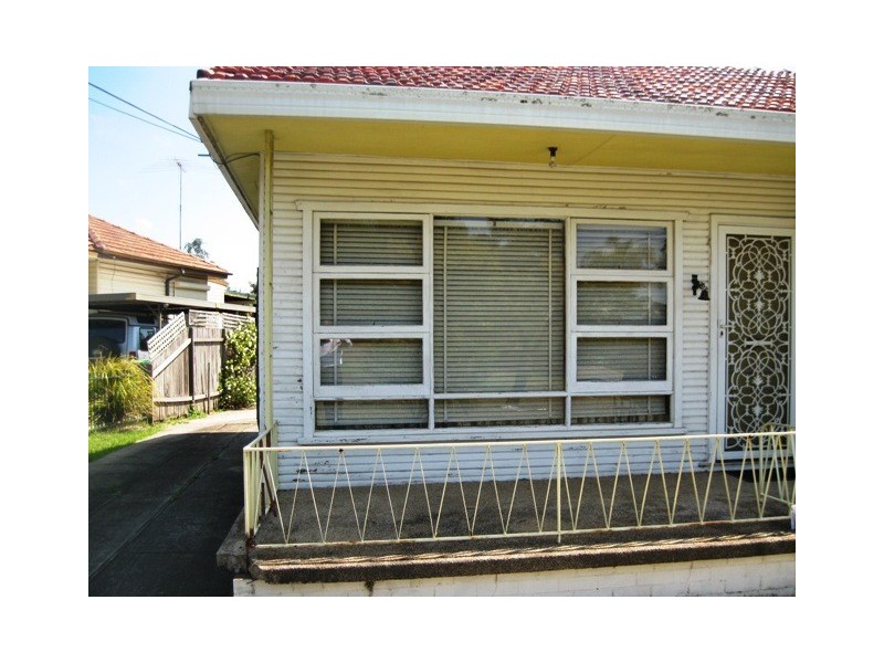 8 Illawong Cres, Greenacre NSW 2190