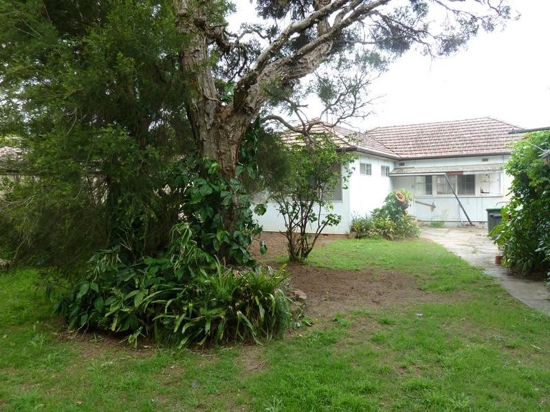 64 HILLCREST AVE, Greenacre NSW 2190