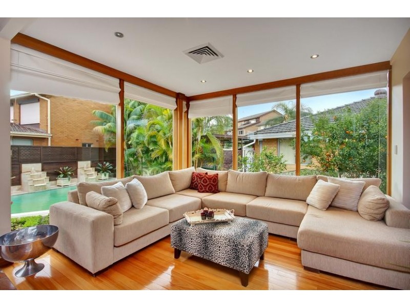 13 Lincoln Road, Georges Hall NSW 2198