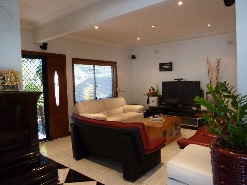 275 RODERTS RD, Greenacre NSW 2190