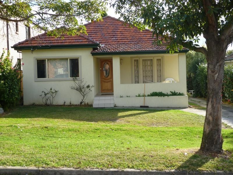 112 Hillcrest Ave, Greenacre NSW 2190