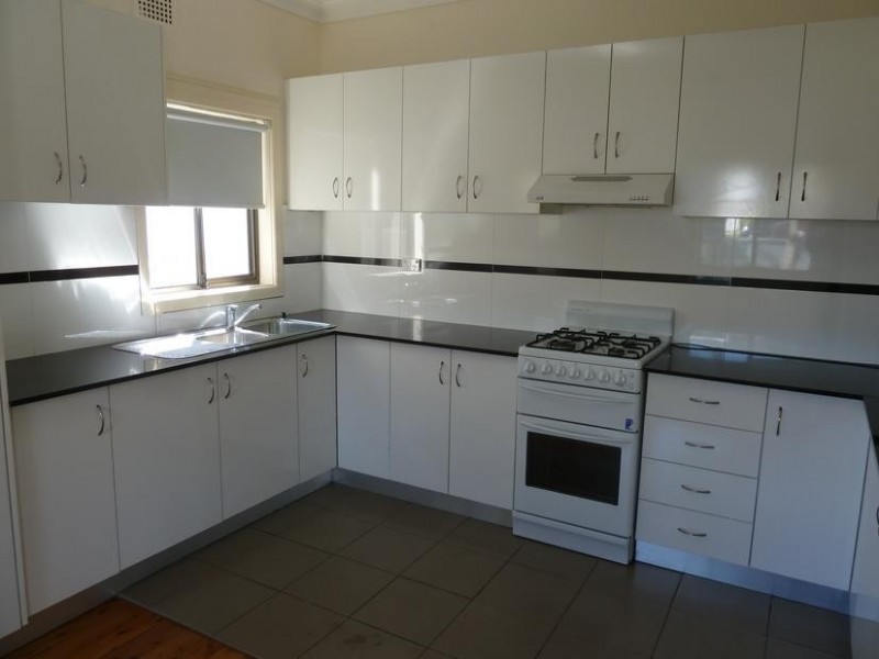 17 Gosling St, Greenacre NSW 2190