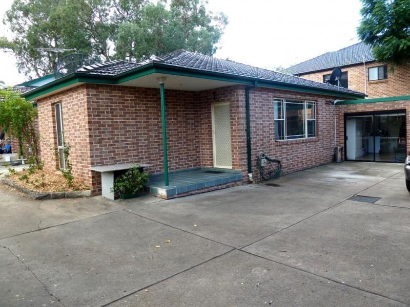 2/131 Boronia Rd., Greenacre NSW 2190