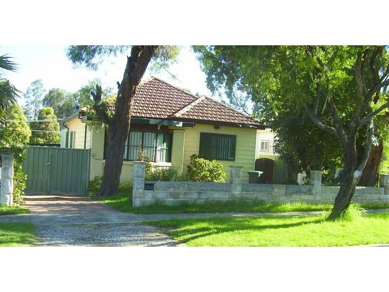 6 Chaseling St, Greenacre NSW 2190