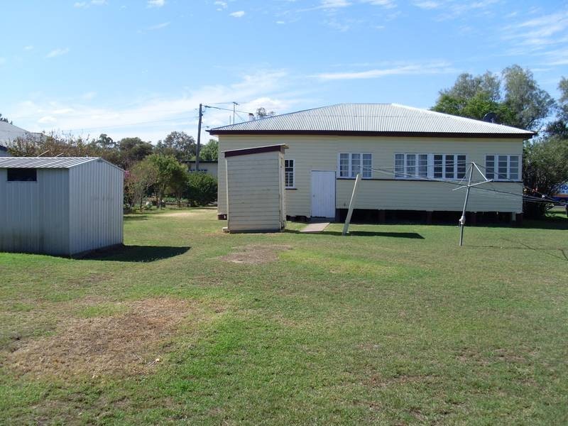 4 Knowles Street, Dalby QLD 4405