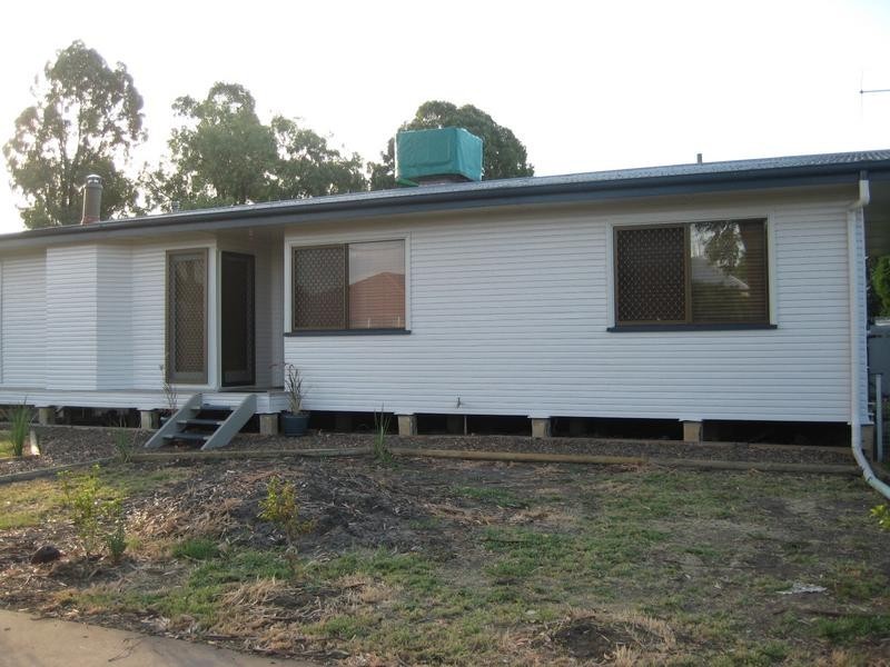 16 Nicholson St, Dalby QLD 4405