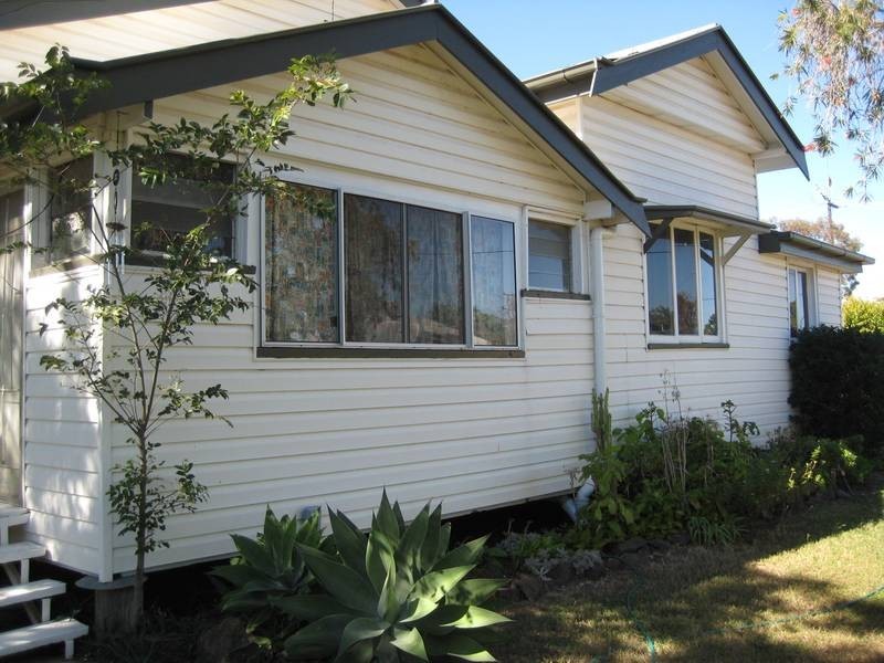 11 Knowles Street, Dalby QLD 4405