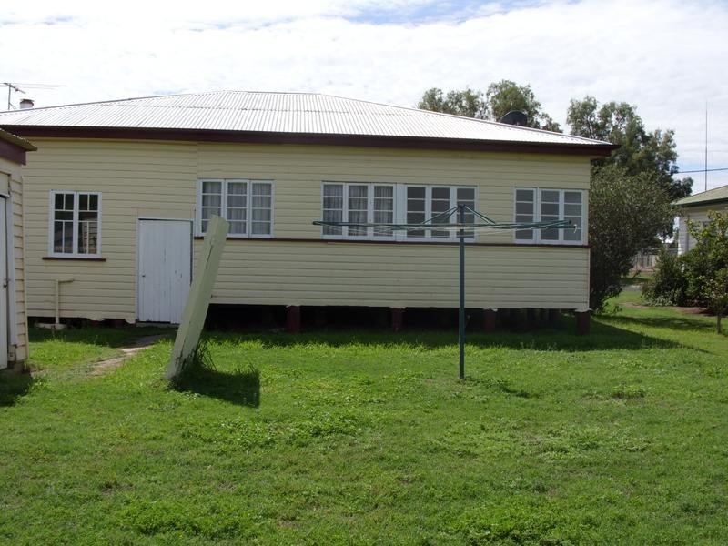4 Knowles Street, Dalby QLD 4405