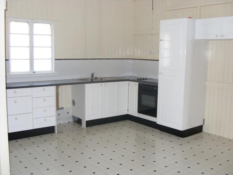 4 Knowles St, Dalby QLD 4405