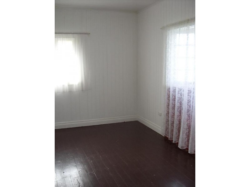 4 Knowles St, Dalby QLD 4405