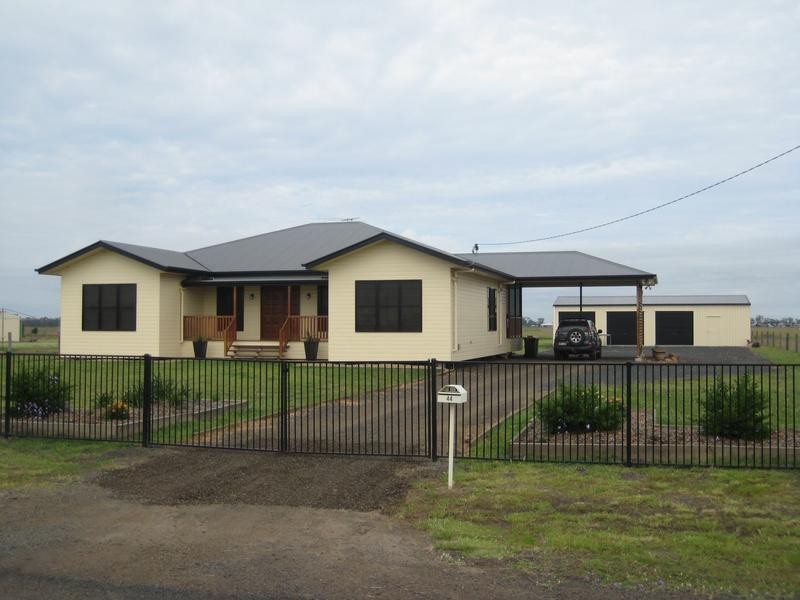 44 Southern Cross Drive, Dalby QLD 4405
