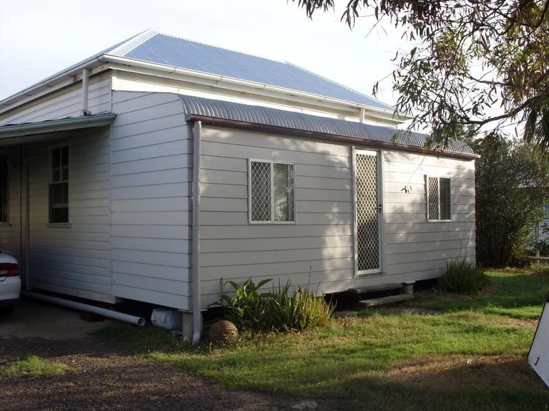 27 Nicholson Street, Dalby QLD 4405