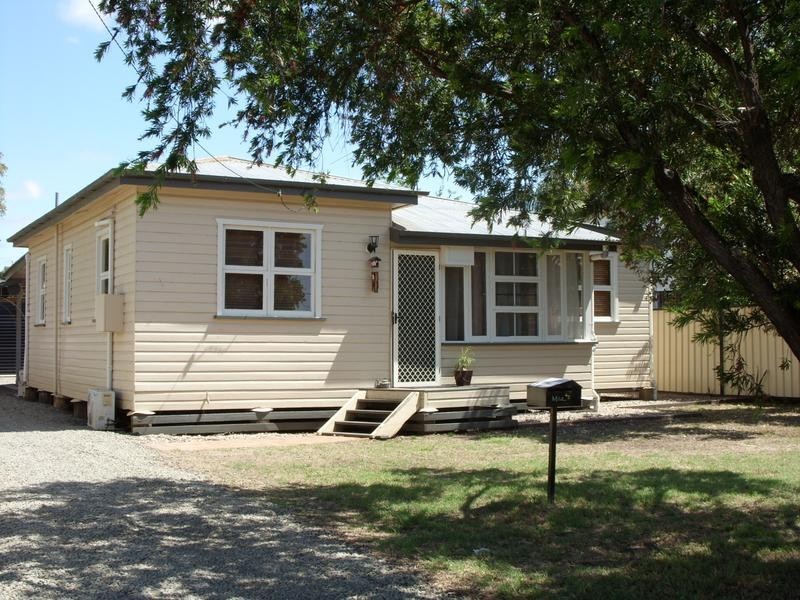 42 Charles Street, Dalby QLD 4405