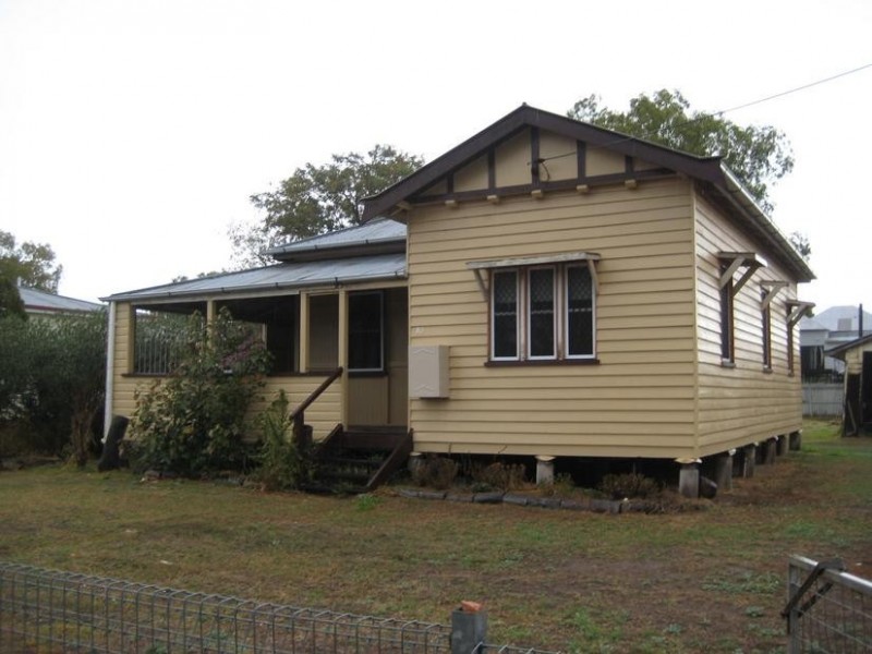 10 Bessie Street, Dalby QLD 4405