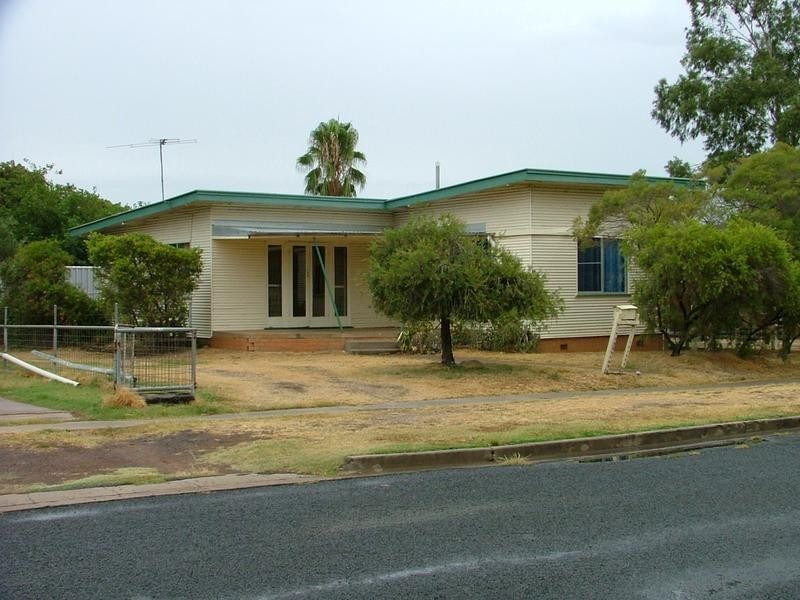 12 Moy Street, Dalby QLD 4405