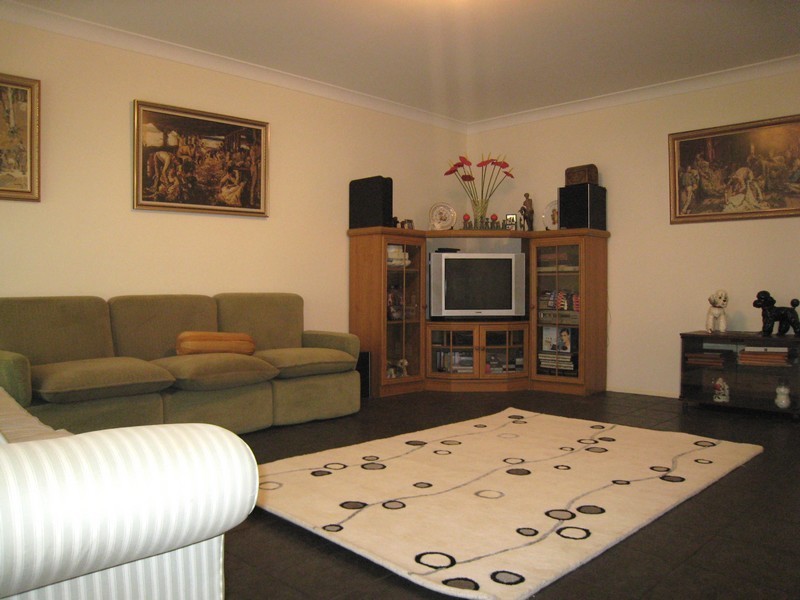 8 Yachtsman Dve, Chipping Norton NSW 2170