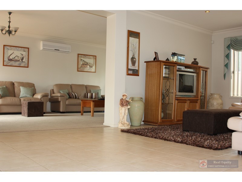 4 yachtsman drive, Chipping Norton NSW 2170