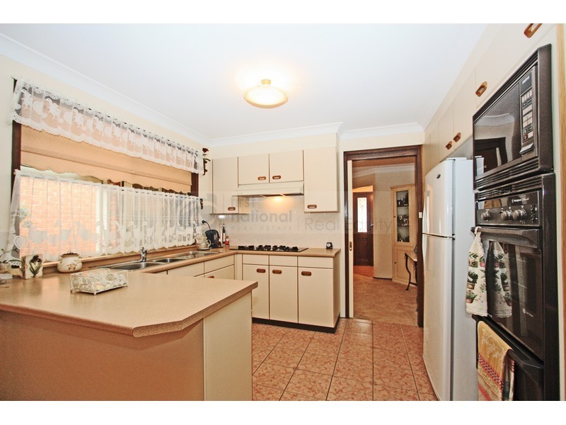 11 Stowe Court, Wattle Grove NSW 2173