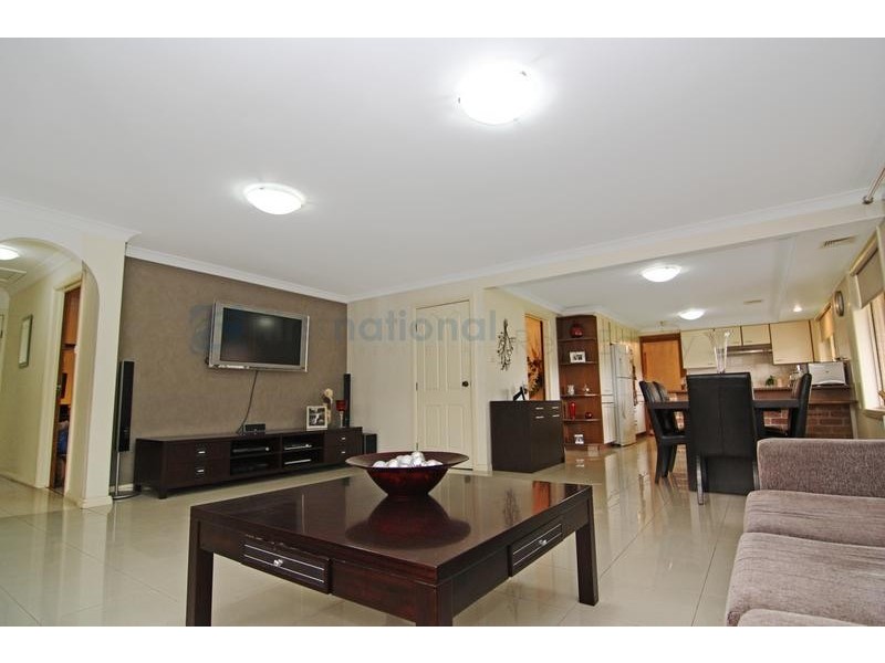 8 Leadenham Place, Chipping Norton NSW 2170