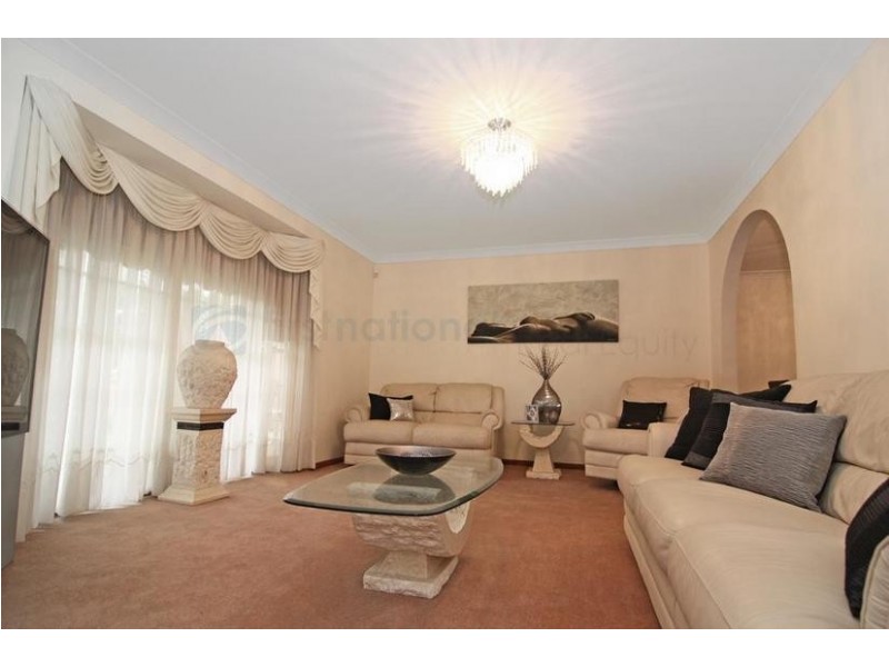 8 Leadenham Place, Chipping Norton NSW 2170