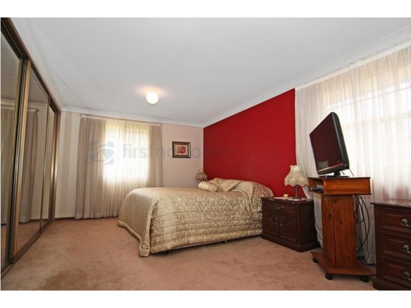 8 Leadenham Place, Chipping Norton NSW 2170