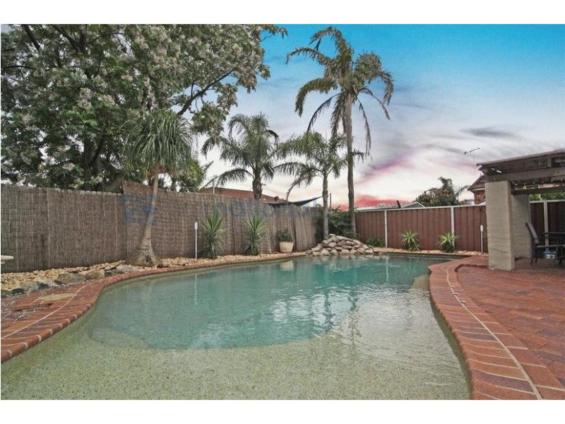 8 Leadenham Place, Chipping Norton NSW 2170