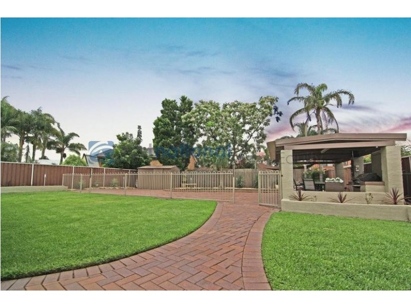 8 Leadenham Place, Chipping Norton NSW 2170