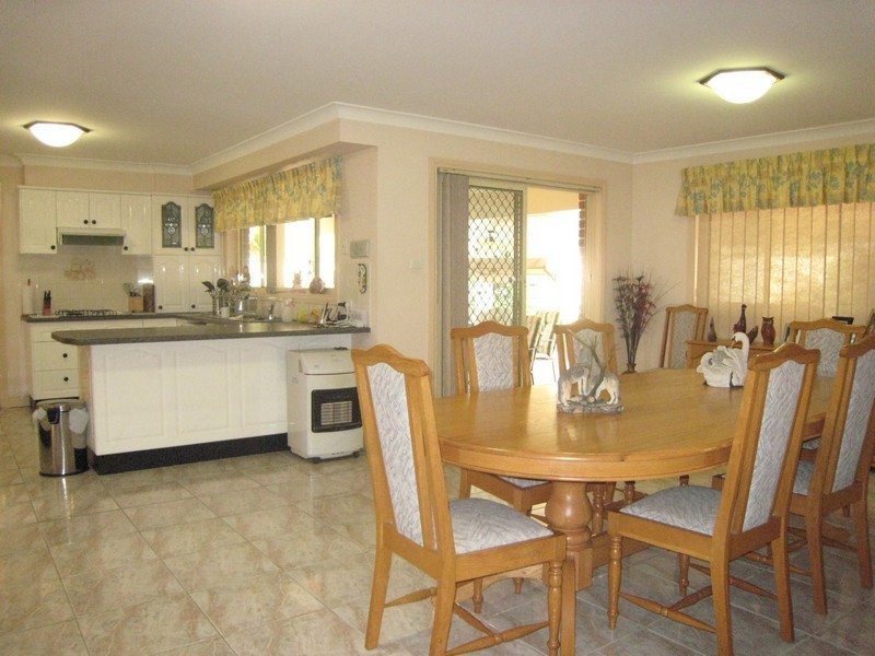 8 Brixham Place, Chipping Norton NSW 2170