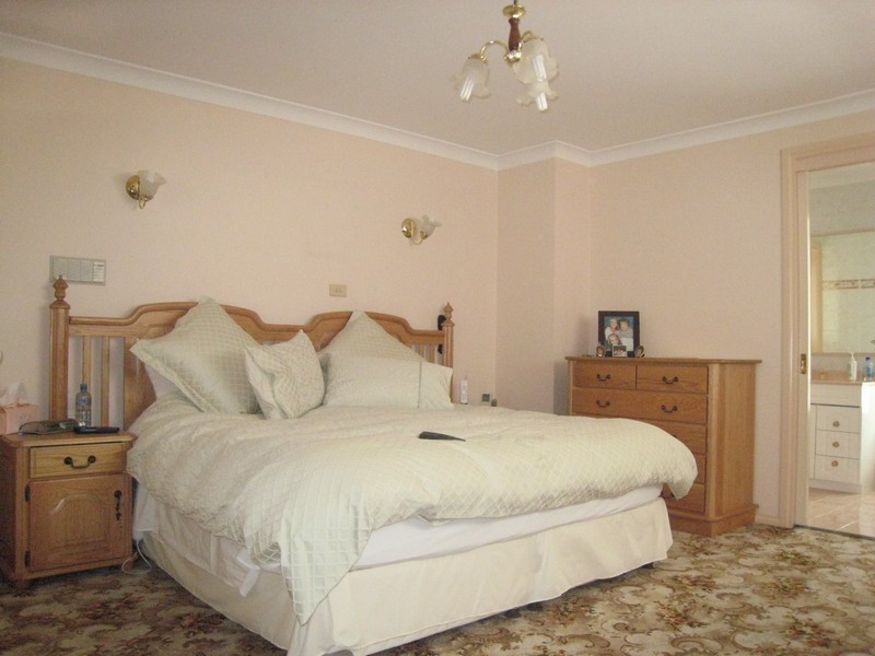 8 Brixham Place, Chipping Norton NSW 2170
