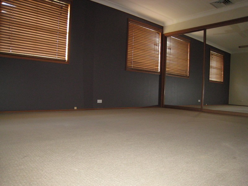 2 Chippenham Place, Chipping Norton NSW 2170