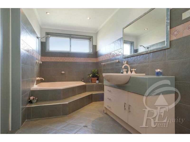 8 Ficus Place, Macquarie Fields NSW 2564