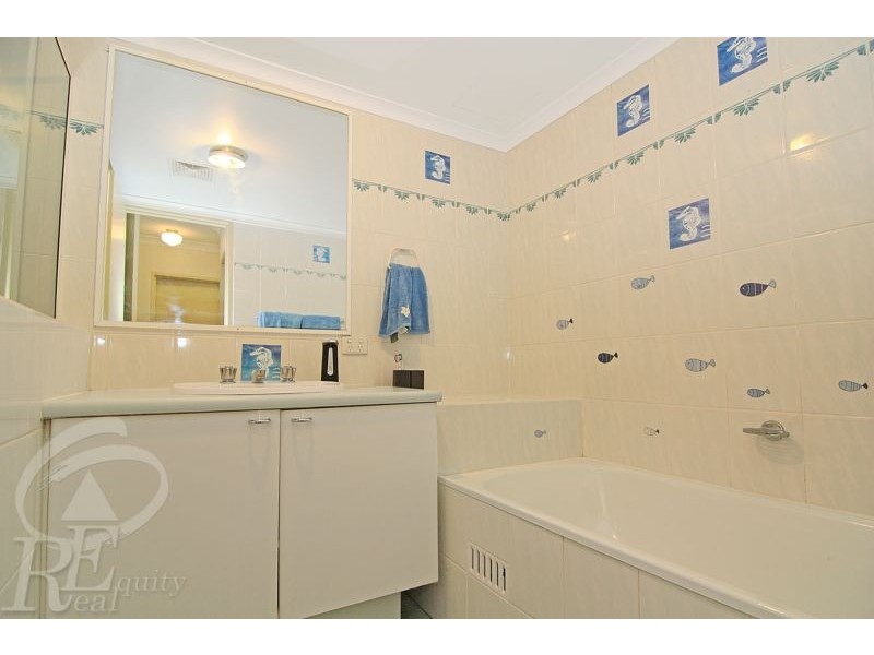 1/4 Mead Drive, Chipping Norton NSW 2170