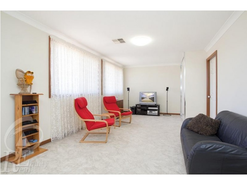 5 Rexham Place, Chipping Norton NSW 2170