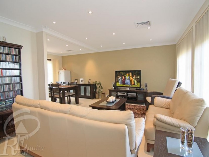 18 Aylesbury Crescent, Chipping Norton NSW 2170