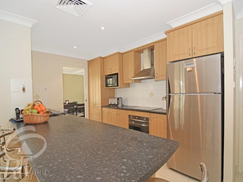 18 Aylesbury Crescent, Chipping Norton NSW 2170